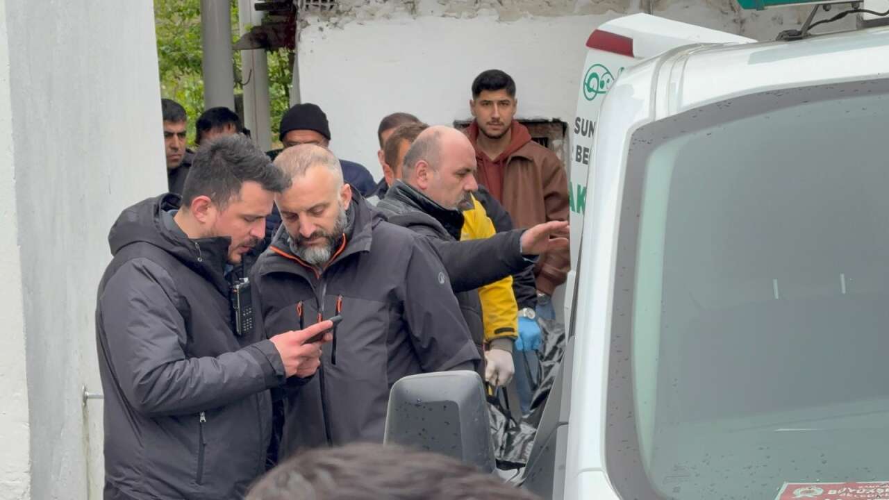 Bir evde 2 ceset! Anne-oğul ölü bulundu 16